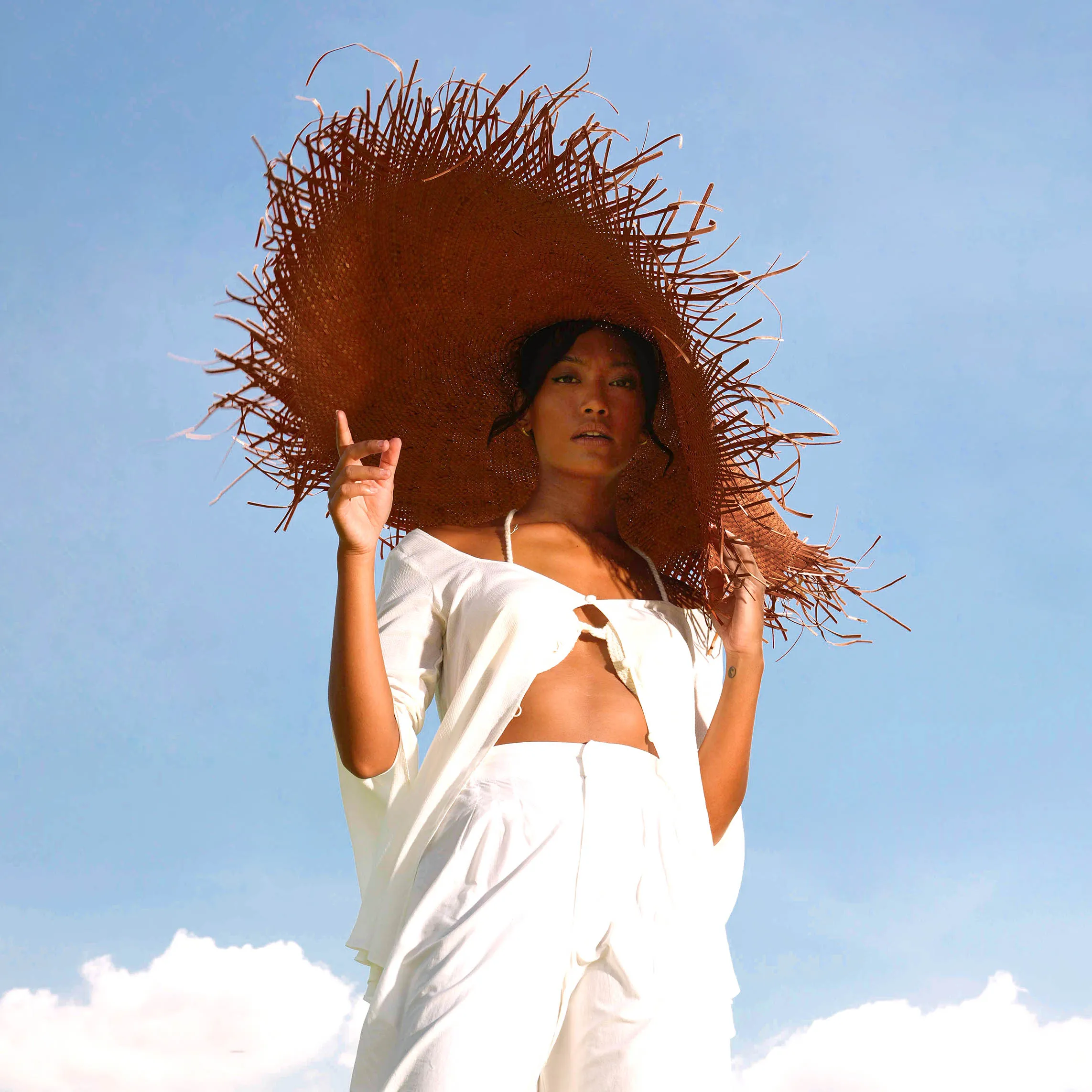 AMORA Oversized Woven Straw Hat in Chestnut Brown